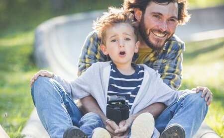 Vater und Sohn in der Sommerrodelbahn direkt beim Leiners Familienhotel