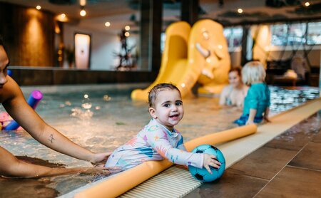 Kinder im Kleinkindbecken