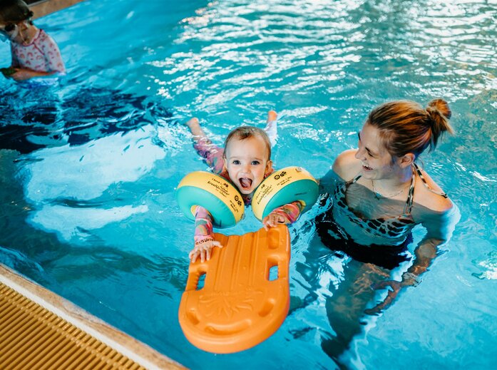 Kleines Mädchen beim Schwimmkurs