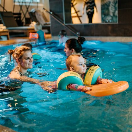 Mutter mit Baby beim Schwimmkurs