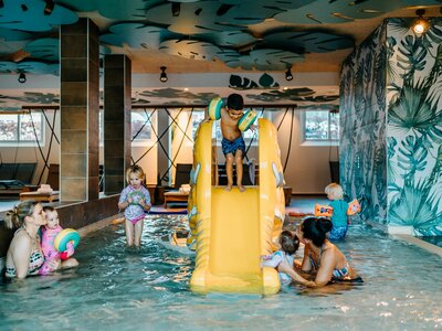 Kinder im Babybecken