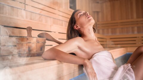 Frau entspannt in der Sauna