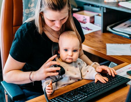 Baby arbeitet als Rezeptionistin