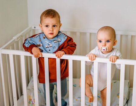 Kleinkinder im Gitterbett