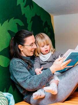 Kind beim Lesen in der Kinderbetreuung im Hotel