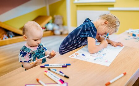 Kleinkinder beim Basteln