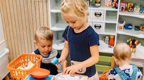 Kleinkinder kochen in der Spielküche