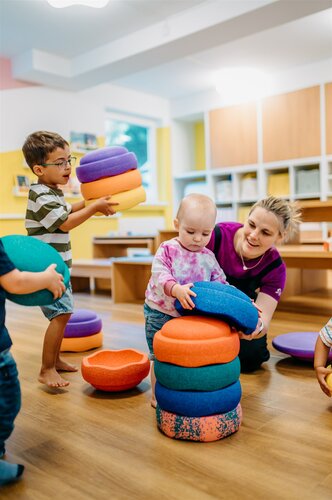 Gastgeberin Michelle spielt mit Kindern