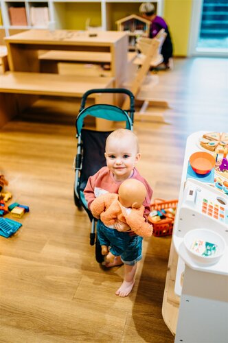 Luisa Leiner in der Kinderbetreuung