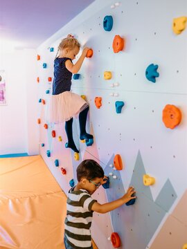 Kinder beim Bouldern