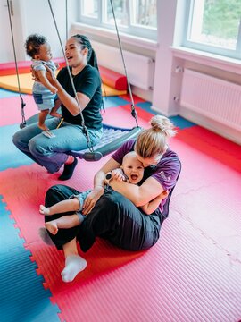 Kleinkinder spielen im Toberaum mit ihren Müttern