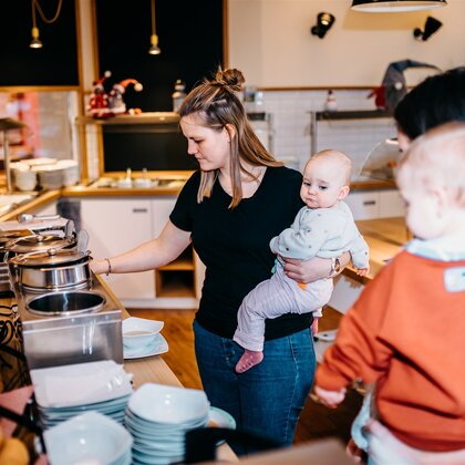 Gäste bedienen sich am Buffet