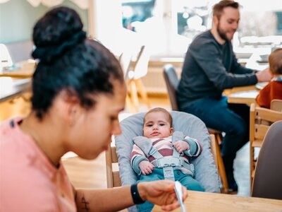 Mutter mit Baby beim Essen