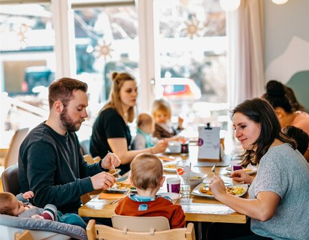 Familien beim Essen