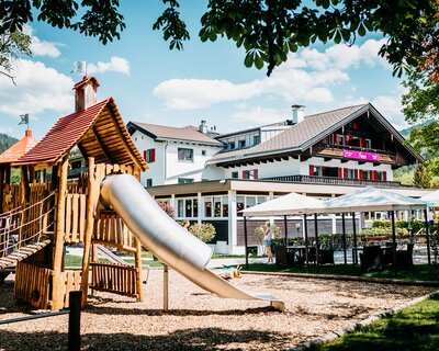 Spielplatz und Biergarten