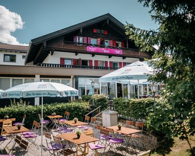 Biergarten mit Blick aufs Hotel