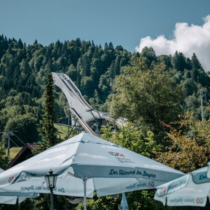 Blick auf die Skischanze vom Gastgarten