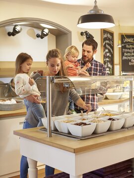 Familie bedient sich am Buffet