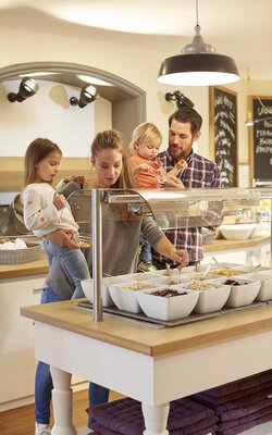 Familie bedient sich am Buffet