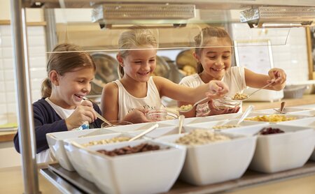 Mädchen am Kinderbuffet