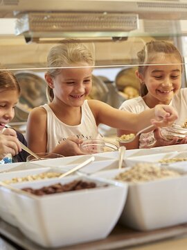 Kinder beim Buffet