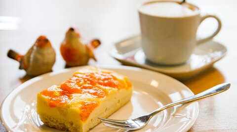 Kuchen und Kaffee vom Nachmittagsbuffet