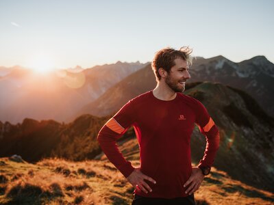 Mann beim Wandern zur Zugspitze