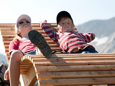 Kinder beim Erholen von der Zugspitze