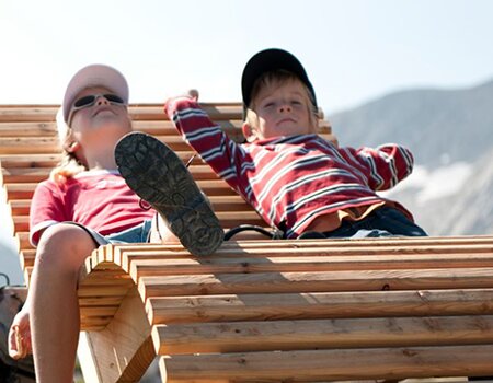 Kinder entspannen nach der Wanderung