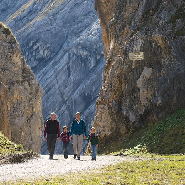 Familie beim Wandern