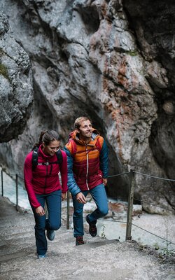 Pärchen wandern durch die Partnachklamm