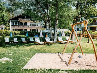 Schaukeln am Spielplatz des Hotels