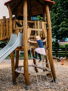 Mädchen klettert am Spielplatz des Hotels