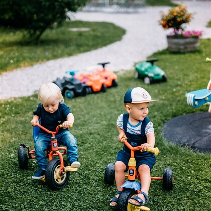 Kinder auf Tretgokarts