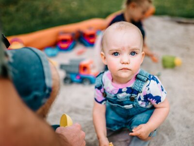 Kind beim Kinderprogramm