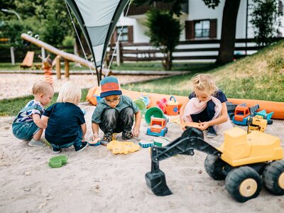 Kinder spielen in der Sandkiste des Hotels