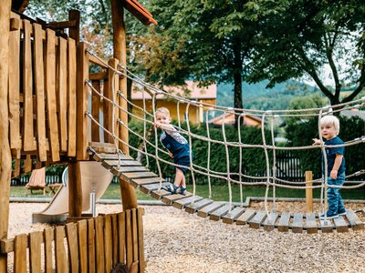 Kinder am Spielplatz