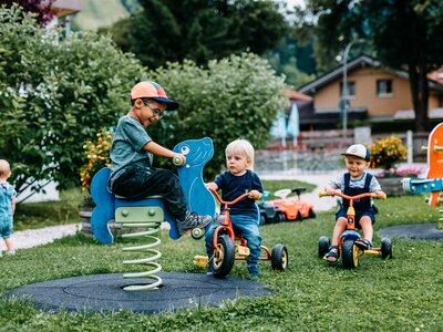 Kinder spielen am Spielplatz des Hotels