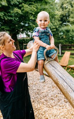 Wippen am Spielplatz