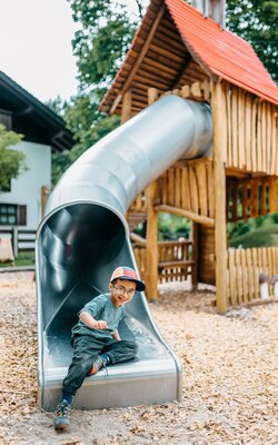 Rutsche beim Spielplatz vor dem Hotel