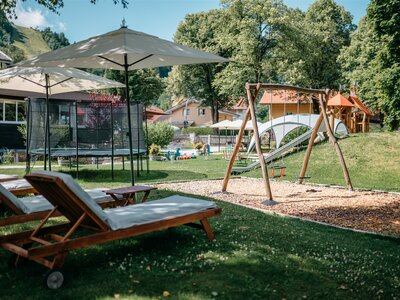 Liegen und Spielplatz im Garten