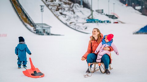 Familie beim Rodeln