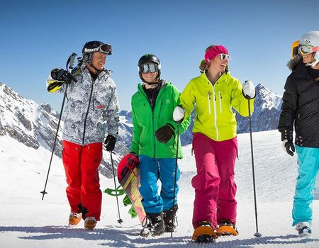 Familie beim Skifahren