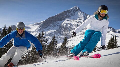 Pärchen beim Skifahren