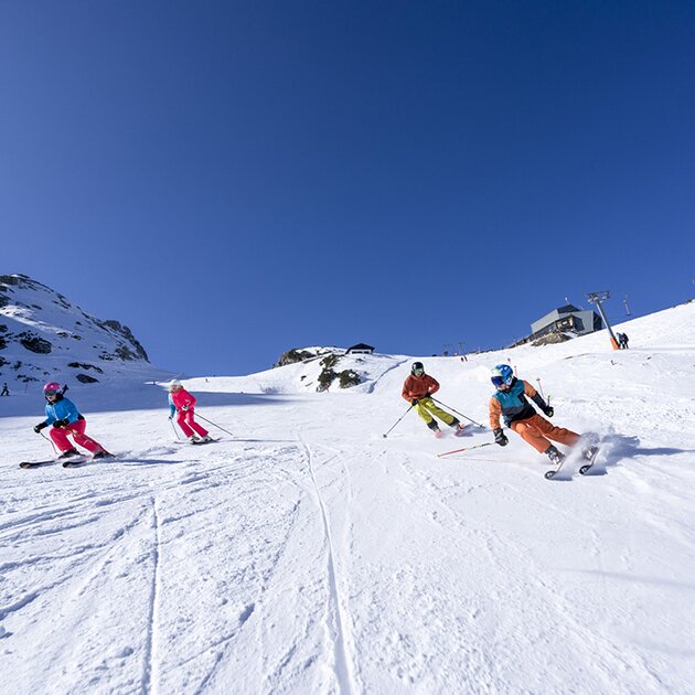 Skifahrer fahren die Piste hinab