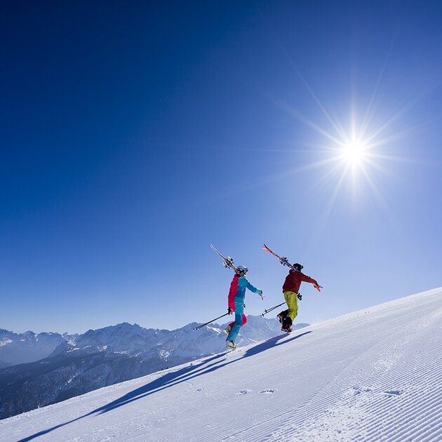 Skifahrer gehen auf den Berg